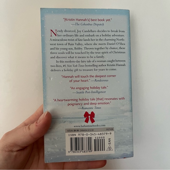 📚 4/25$ 📚 Comfort & Joy by Kristin Hannah Book - Picture 2 of 5